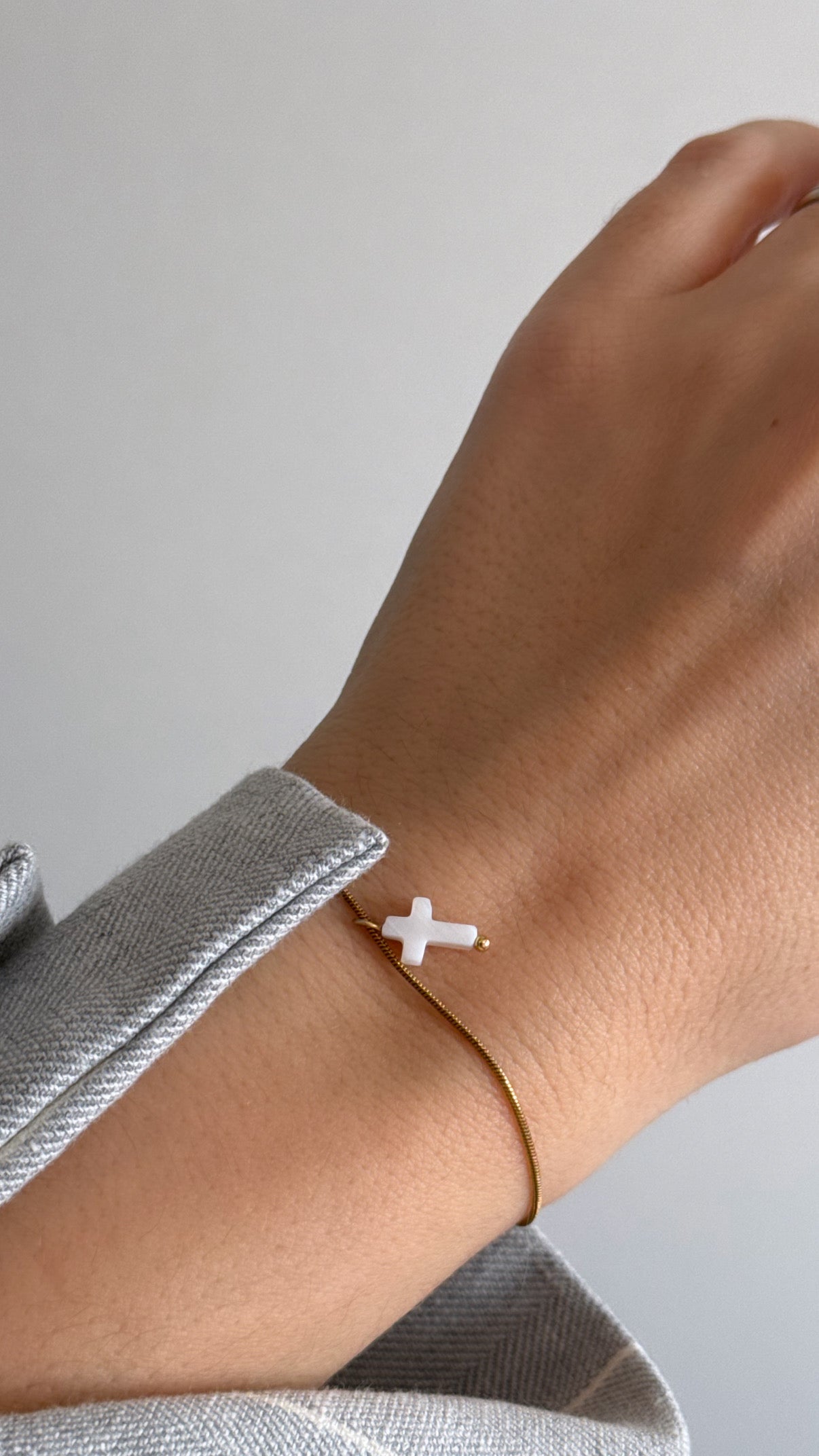 Elegantna i decentna narukvica s privjeskom križa – minimalistički dizajn