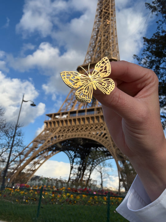 Broš izrađen u zlatnoj boji od čelika u obliku leptira.