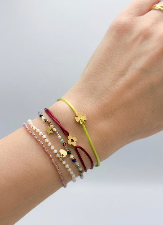 Narukvice od perlica i satenske vrpce te privjesaka od čelika