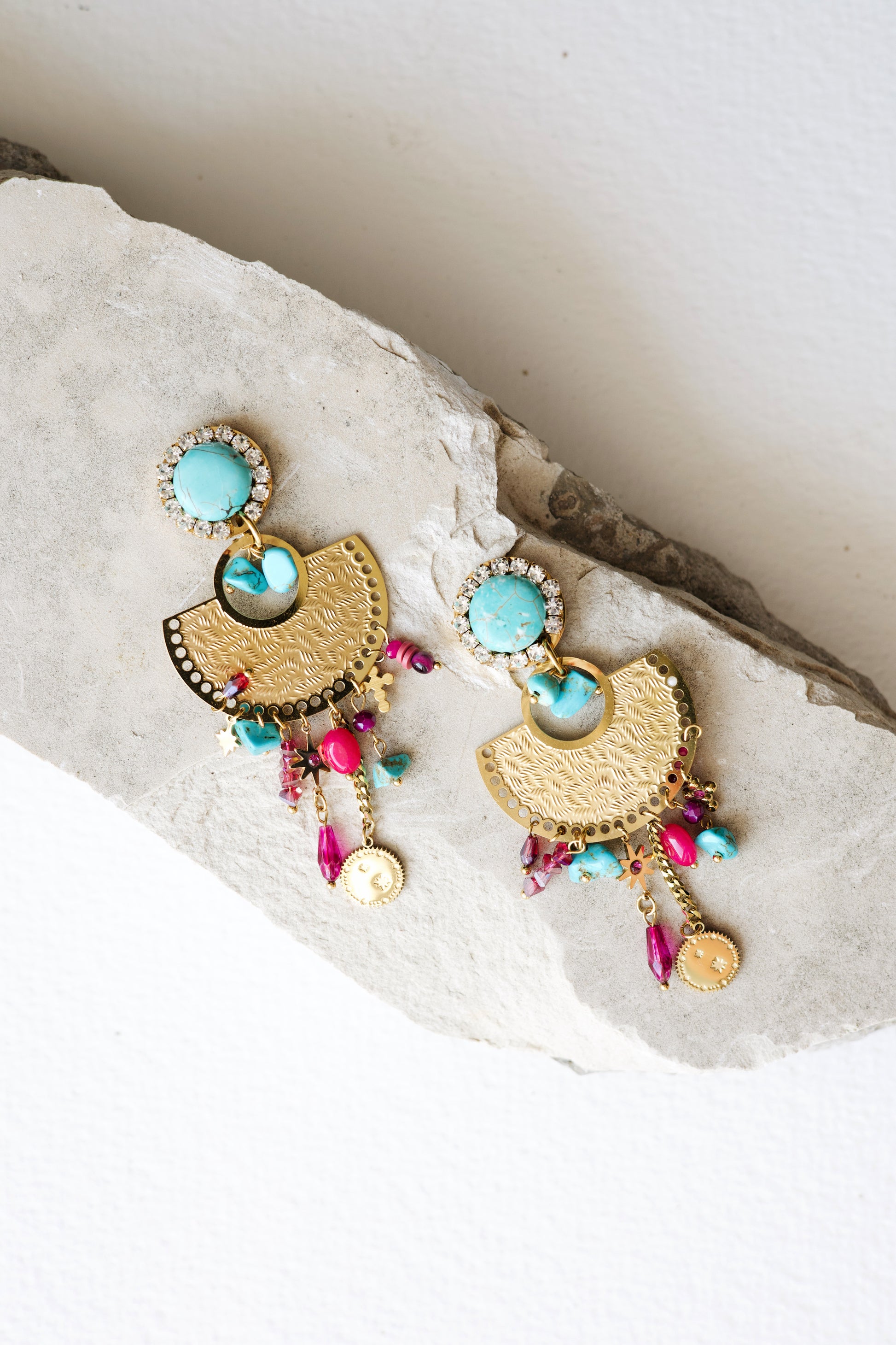 Tirkizne viseće naušnice sa zlatnim detaljima u boho stilu. Ručni rad.