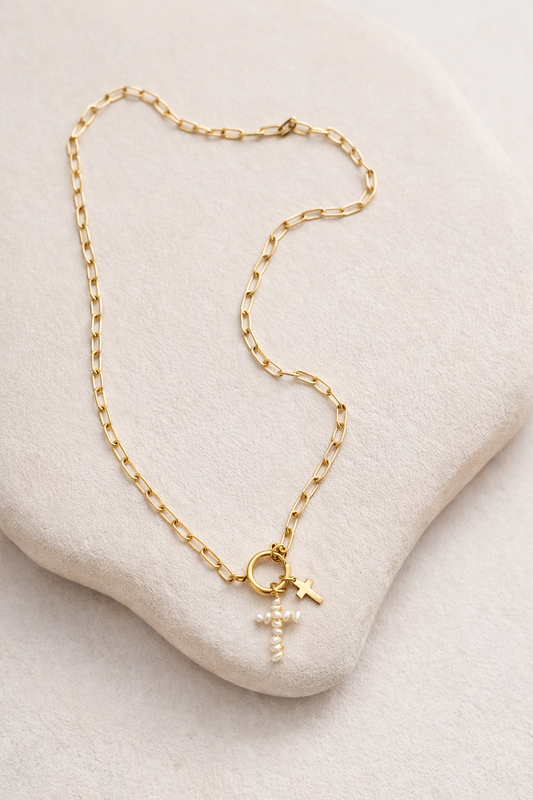 Ogrlica od čelika sa pozlatom i krž izrađen od sitnih bisera