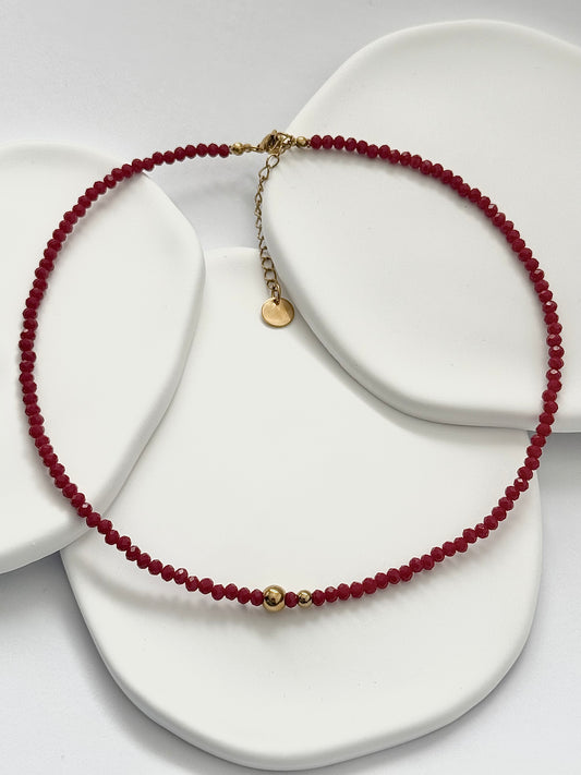 Ogrlica od sitnih perli u bordo boji i nerđajućeg čelika