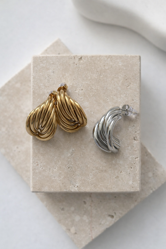 Naušnice izrađene od čelika sa pozlatom, ne izazivaju alergije i idealne za nošenje svaki dan. 