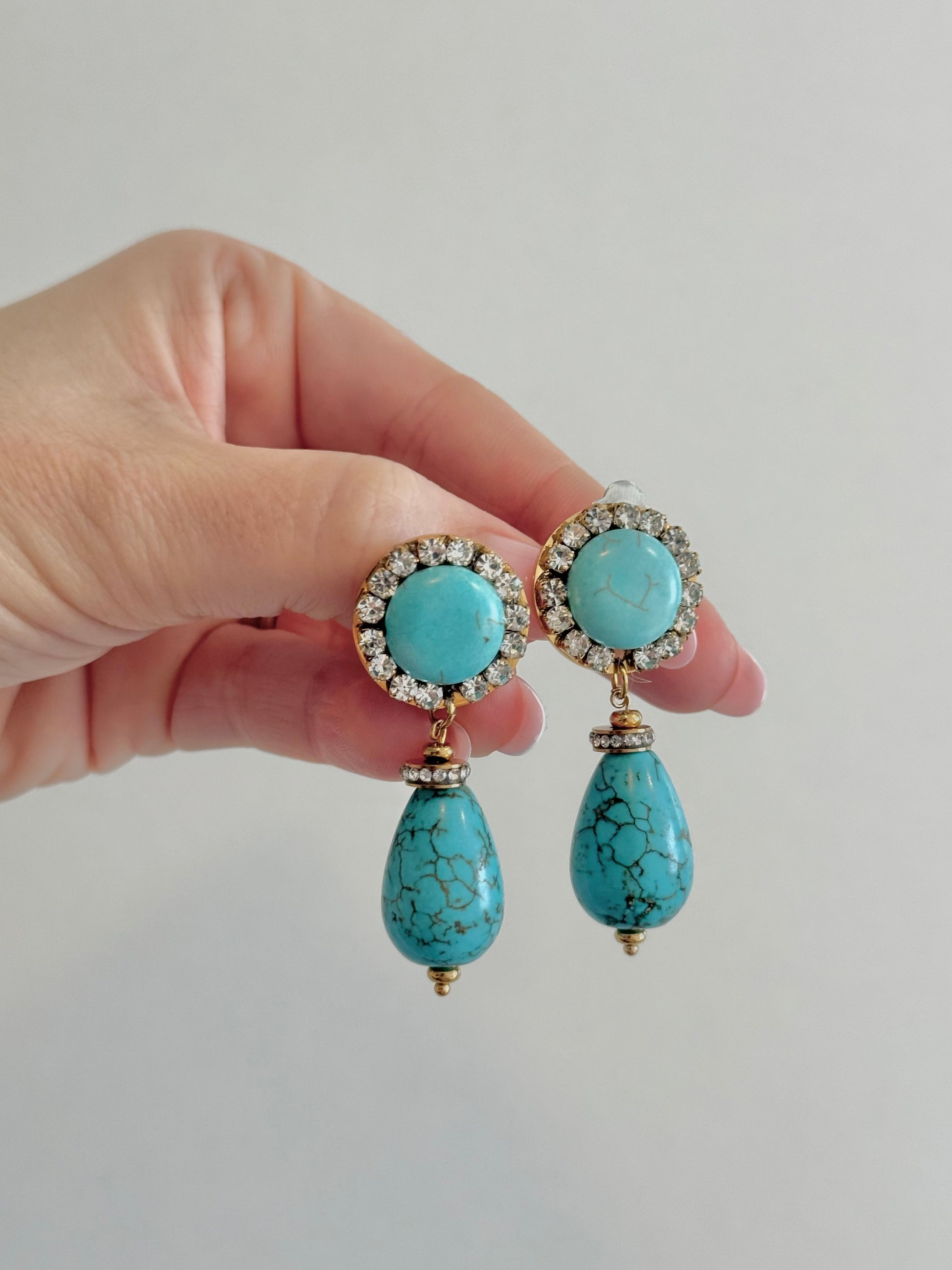 Minimalističke male tirkizne naušnice, suptilan i moderan ženski nakit