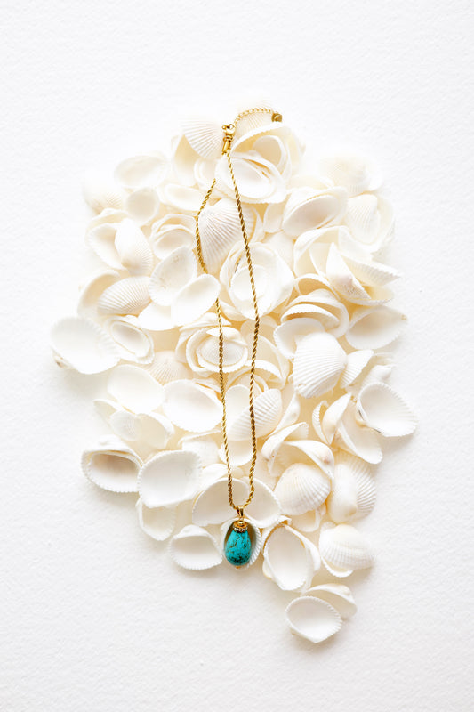 Ogrlica nehrđajući čelik sa pozlatom i kamen od tirkiza u kombinaciji.