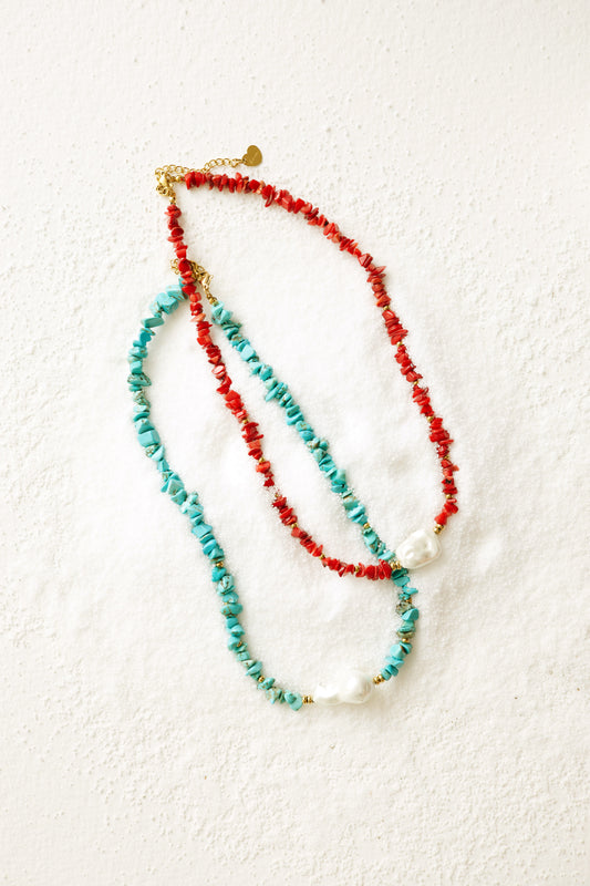 Tirkizna i koraljna ogrlica u kombinaciji sa rječnim biserom. 