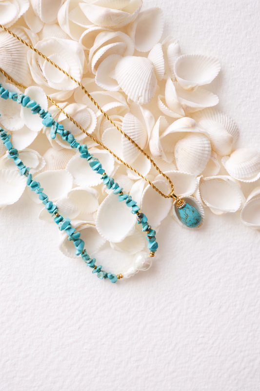 Ručno rađeni nakit od tirkiznog kamena i riječnog bisera u kombinaciji sa čelikom sa pozlatom. Zbog svojih materijala nakit je dugotrajan i idealan za svakodnevno nošenje.